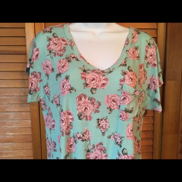 Roses top. Comfy - Picture 2 of 4
